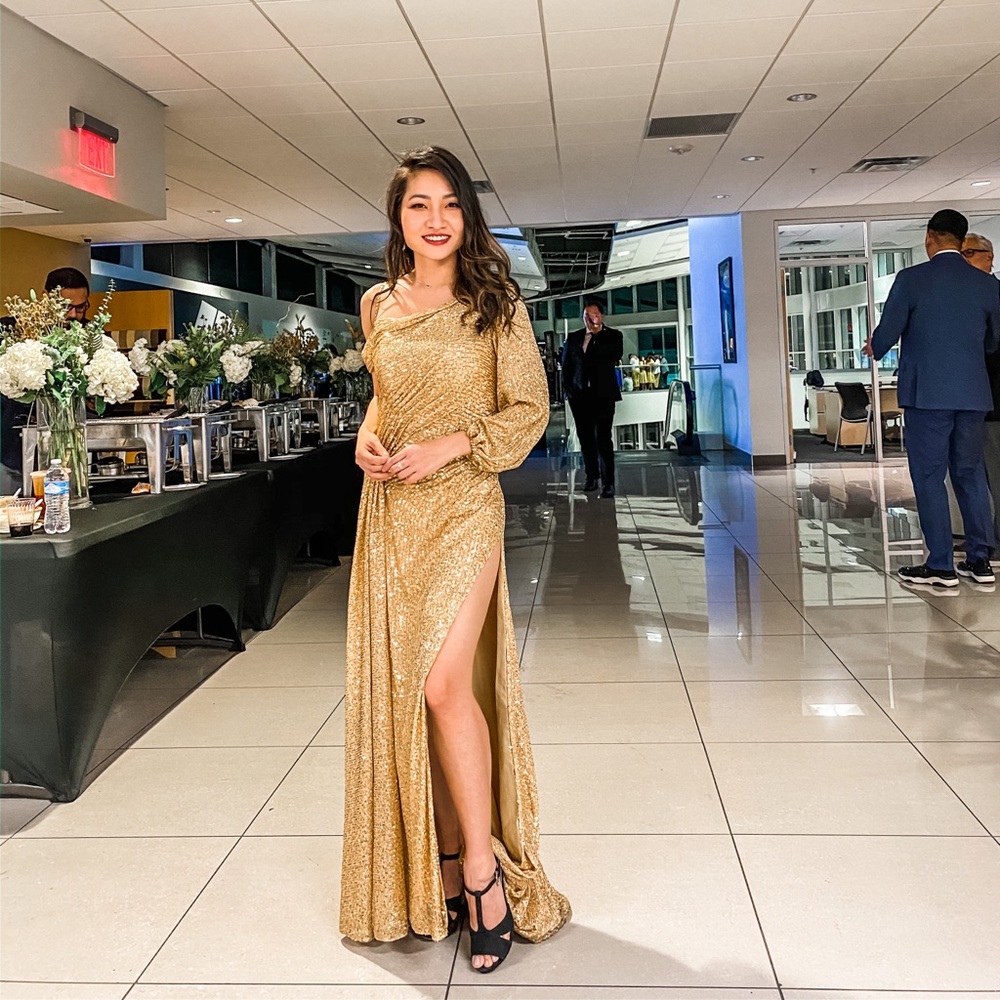 XS 0 one shoulder gold sequin slit gown - Picture 3 of 4